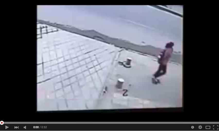 بالفيديو- انشقت الأرض وابتلعت فتاة!!