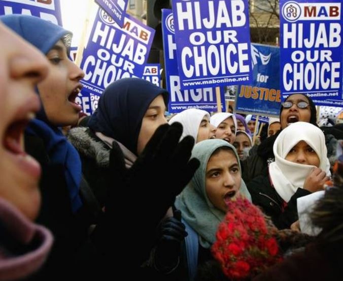 بريطانيات ينتزعن حجاب مسلمة في الشارع والسبب...