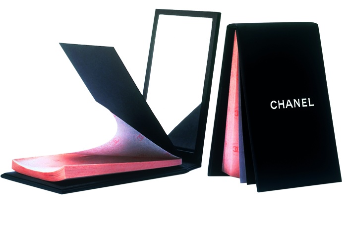 تميل بشرتي إلى اللمعان خصوصاً في فصل الصيف، وهذا الأمر يزعجني. مشكلتي هي أنني معتادة على استعمال كريم الأساس يومياً. ماذا أفعل؟