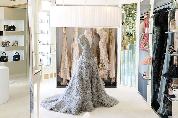 ELIE SAAB عالم إيلي صعب في مدينة «كان» الفرنسية بقعة من ضوء واسعة
وعطر الإبداع فوّاح