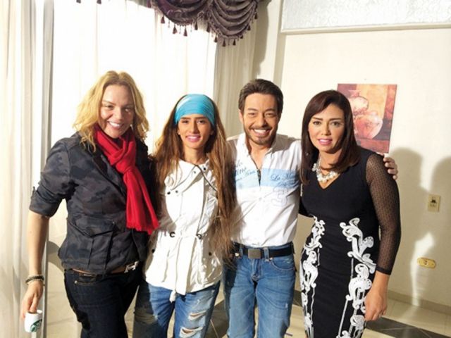 المخرجة غادة سليم مع أبطال «أرض النعام»