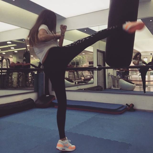 بالصور - شاهدوا أبرز النجوم يتمرنون في النوادي الرياضية، ماذا عن الماكياج والملابس؟