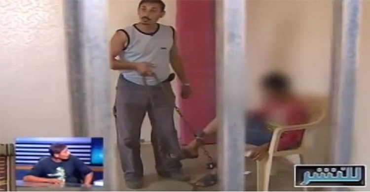 بالفيديو- طفل تحرق أمه أعضاءه ويعذّبه والده بوحشية.. شاهدوا ردة فعل المذيعة!