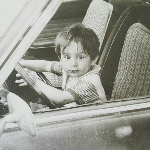 هل تعرفون من هو النجم صاحب هذه الصورة؟