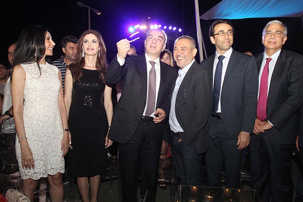 تصاميم إيلي صعب تنير عالم الفخامة