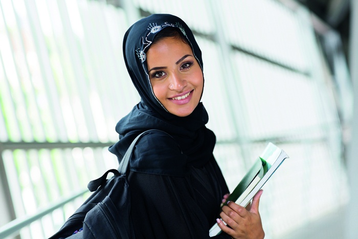 بين تحديد الميول والمساندة الأكاديمية والإرشادية: الجامعات السعودية تخفف عبء متغيرات المرحلة الانتقالية على الطالبات