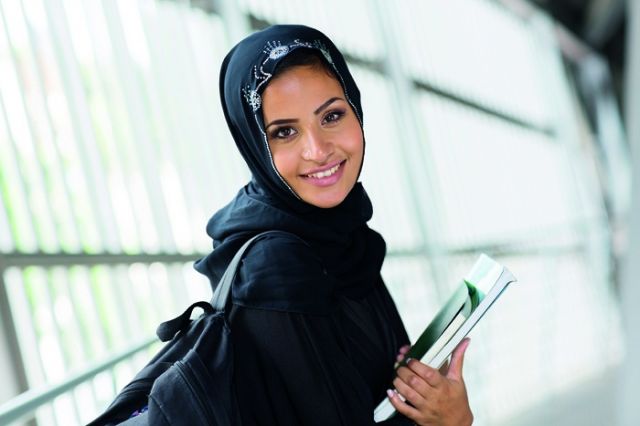 بين تحديد الميول والمساندة الأكاديمية والإرشادية: الجامعات السعودية تخفف عبء متغيرات المرحلة الانتقالية على الطالبات