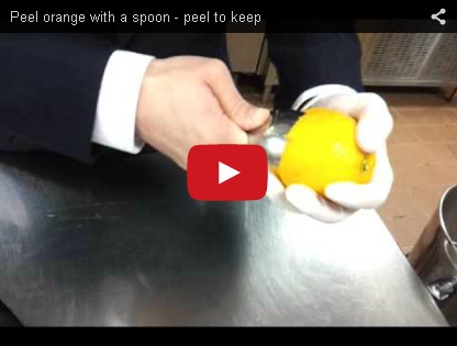 بالفيديو - كيف تقشّرين الليمون بواسطة الملعقة؟ وداعاً لرائحة اليدين المزعجة