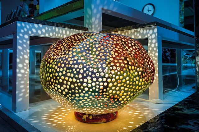 تصميم غريب لعنصر إضاءة يشبه التحفة