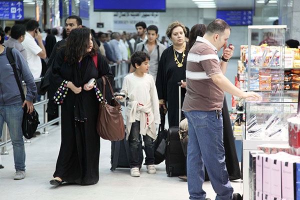 ضوابط جديدة لتحديد سفر المرأة بمفردها تثير جدلاً واسعاً في السعودية