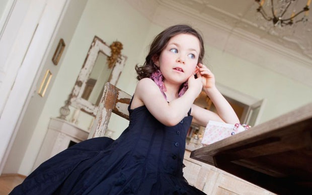 الآلاف يطالبون بمنع ثقب أذن الفتاة في بريطانيا