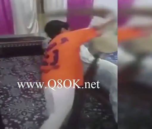 فيديو-طفل يحاول قتل ابوه بسبب مباراة كرة قدم