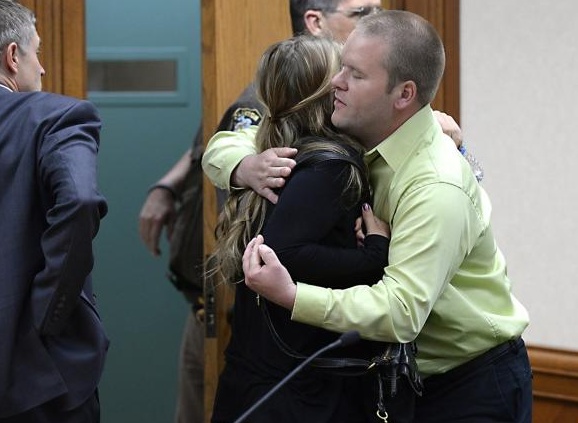 فيديو-رجل يحتضن قاتلة زوجته.. والسبب!؟