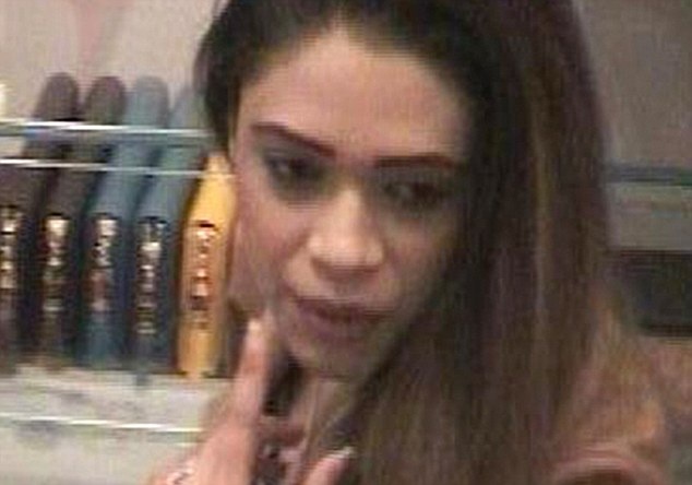 الشرطة تبحث عن فتاة أنفقت نصف مليون دولار في 4 أيام، ماذا اشترت بهذا المبلغ؟