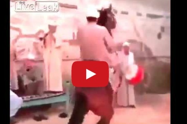 بالفيديو - زفة عروس على الحصان تنتهي بكارثة!