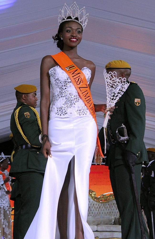 تعرّت... فجرّدت من تاجها الملكي!