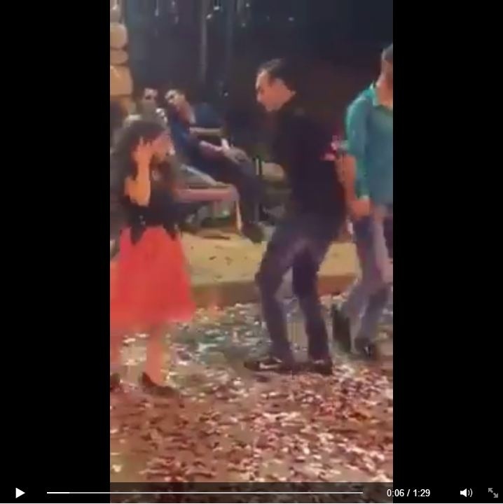 بالفيديو – طفلة فلسطينية تتغلّب على الرجال برقص الدبكة