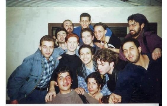 صور- نجوم بملابس وتسريحات تصدم