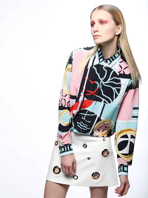 قميص من الحرير المطبّع مع تنورة من الكريب الأبيض من Versace.
