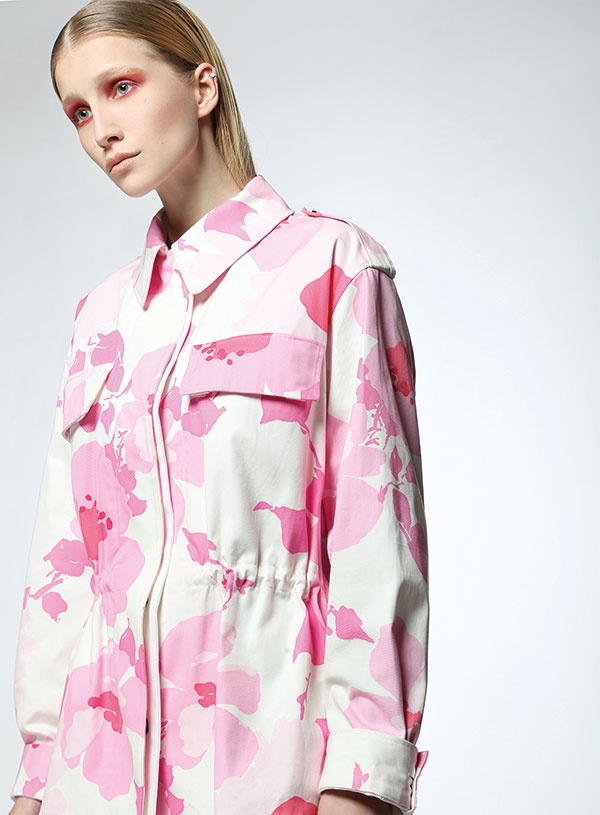 احتفال ألوان ونقوش مطبعة. أحجام فضفاضة، ونقوش هندسية، وأسلوب ياباني، وأزهار وألوان...