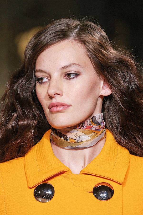 الوشاح ولمسة الأنوثة العصريّة