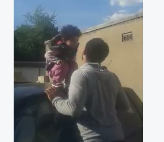 فيديو- طلب من طفلته قول 