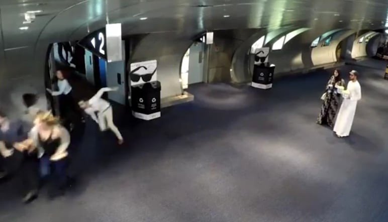 بالفيديو- ديناصور يرعب روّاد سينما في دبي !