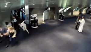 بالفيديو- ديناصور يرعب روّاد سينما في دبي !