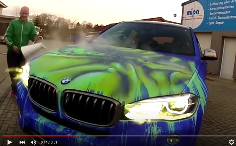 بالفيديو- بي أم دبليو يتغيّر لونها بمجرد سكب مياه مغلية عليها!