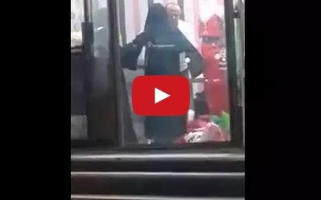 بالفيديو- خياط يأخذ مقاسات فتاة في السعودية يشعل تويتر والشرطة تتحرّك