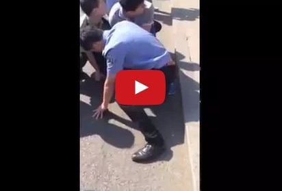 بالفيديو – (18+) رجل يذبح صديقته على الشارع في وضح النهار