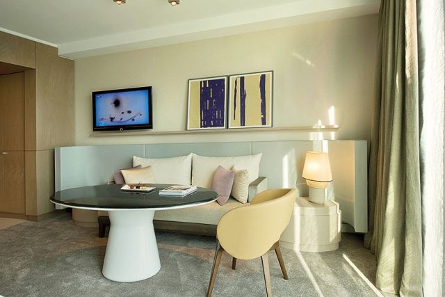 ركن خاص في إحدى غرف النوم في الفندق