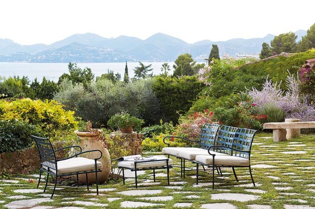 مشهد من تصاميم أثاث حديقة فيلا «فرنسيس اميان» على شاطئ المتوسط