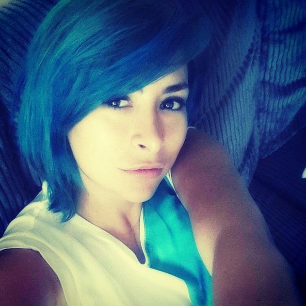 بالصور –  بعد الأزرق... ديمة بياعة بشعر مايا دياب