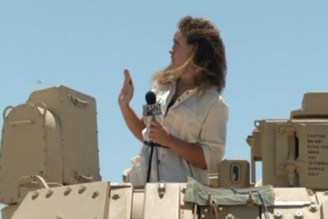 فيديو- حشرات تهاجم مذيعة على الهواء