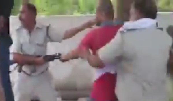 بالفيديو- ضرب مبرح لشرطي هندي تحرش بامرأة في محطة قطار!