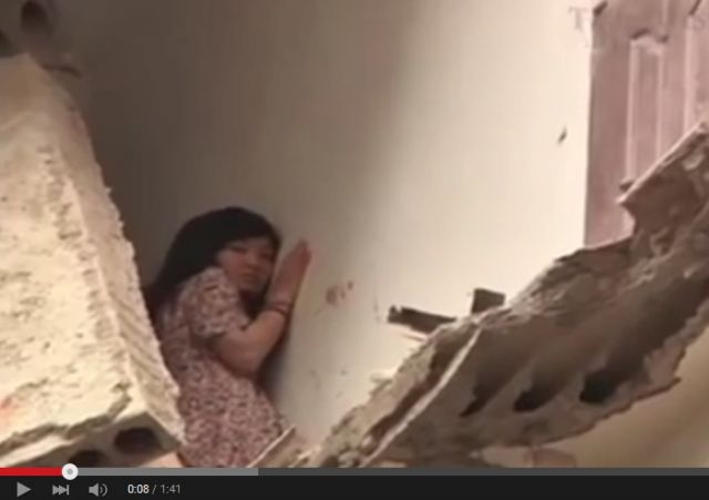 بالفيديو- هكذا أنقذ رجال الإطفاء فتاة عالقة بعد انهيار مبنى