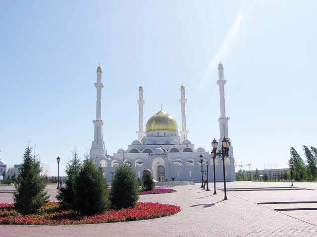 مسجد النور في أستانا عاصمة كازاخستان 