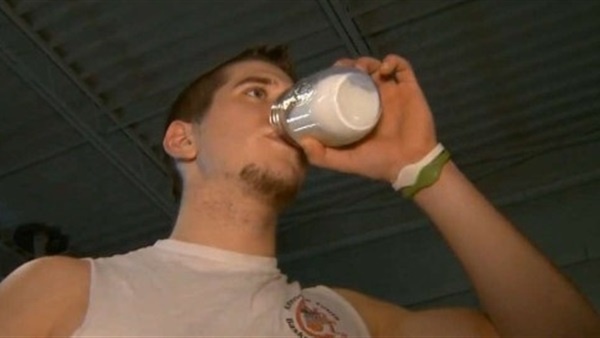 تحذيرات للبالغين من تناول حليب الأمهات... قد يسبب التهاب الكبد والإيدز!