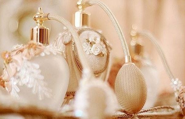 ما حكم استخدام العطور وتناول العقاقير لمنع الدورة الشهرية ونقل الدم، وغيرها من الأمور للصائم؟