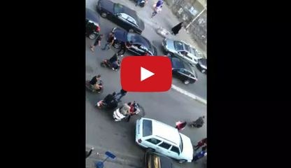 بالفيديو: طفل يرمي نفسه تحت السيارات في شوارع بيروت