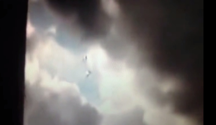 بالفيديو- مخلوقان غريبان يطيران بين الغيوم... قالوا إنهما ملائكة في السماء
