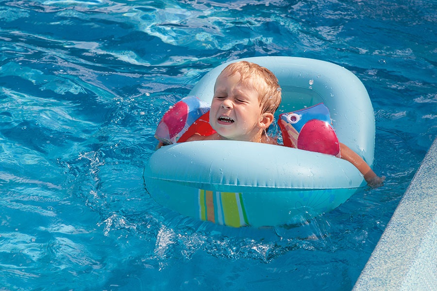 إنه الصيف... وطفلي يخشى الماء ولا يجرؤ على السباحة في البحر!