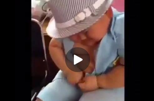 بالفيديو- طفل يحاول إغلاق أزرار قميصه... شاهدوا ماذا حصل