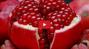 بالفيديو - إليك أسهل وأسرع طريقة لتقشير الرمان والبطيخ والمانغو والأناناس