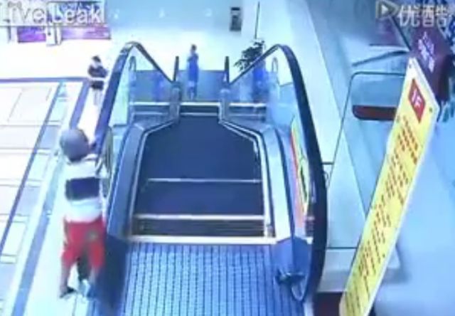 فيديو مؤذٍ - طفل يقع عن الدرج الالكتروني بسبب إهمال الأهل