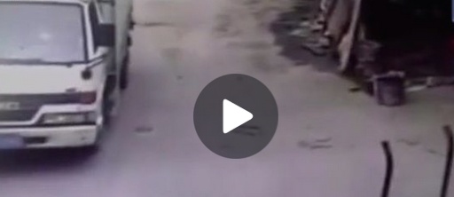 بالفيديو- نجاة طفل بأعجوبة من شاحنة مرّت من فوقه!