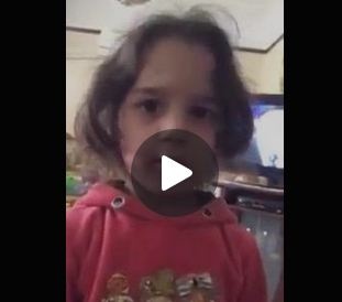 بالفيديو كيف بررت هذه الطفلة لوالدتها وضعها للماكياج؟ وأي خيال تمتلكه؟