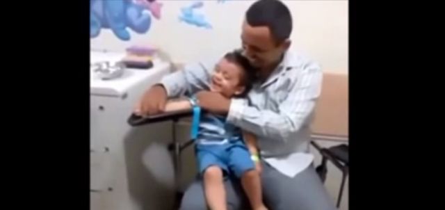 فيديو-طفل يضحك لرؤية إبرة الدكتور... فقط في اليابان!