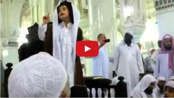 بالفيديو- شاهدوا الطفل الذي أدهش المصلين في المسجد النبوي!!
